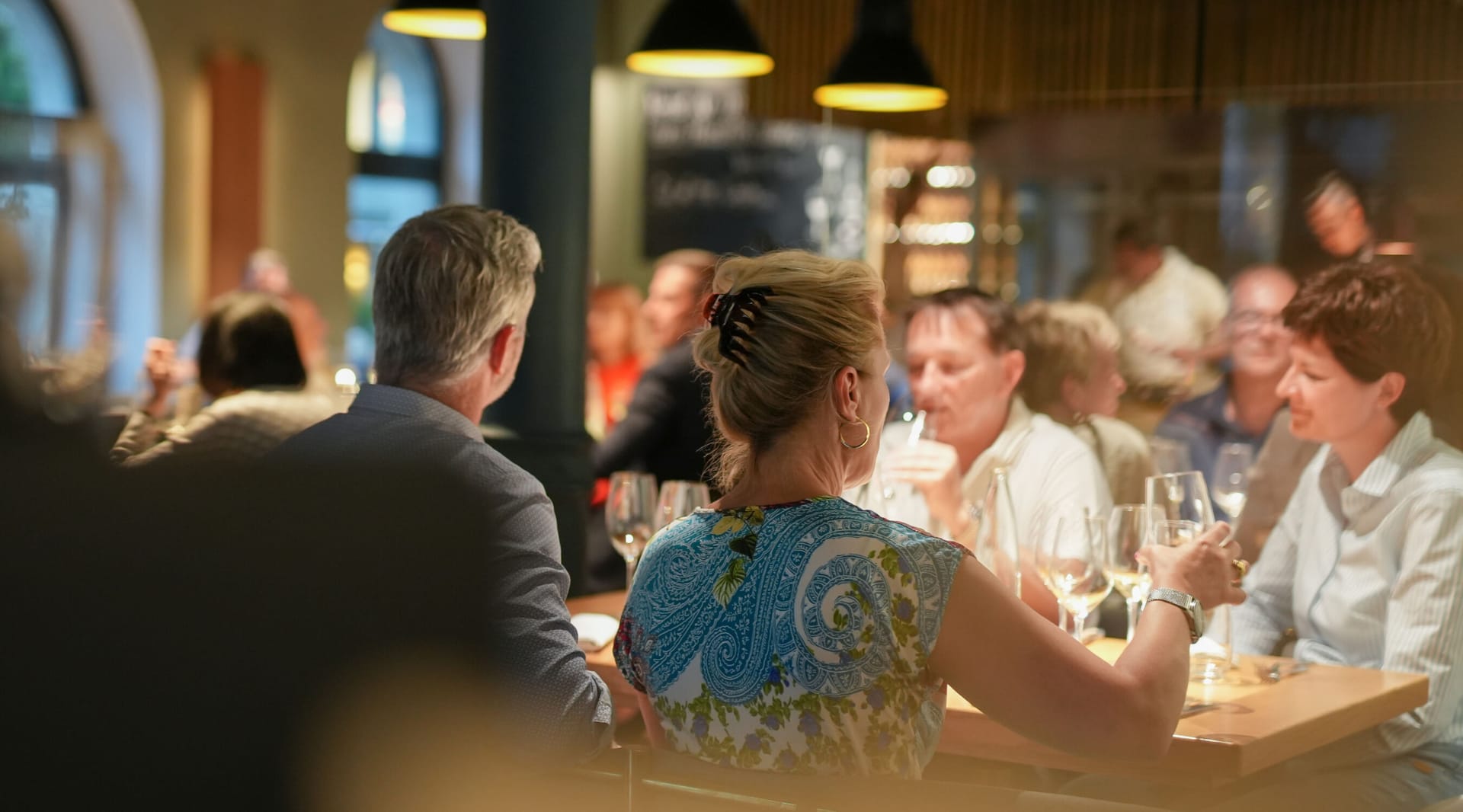 G&auml;ste an einem Wine-and-Dine-Abend