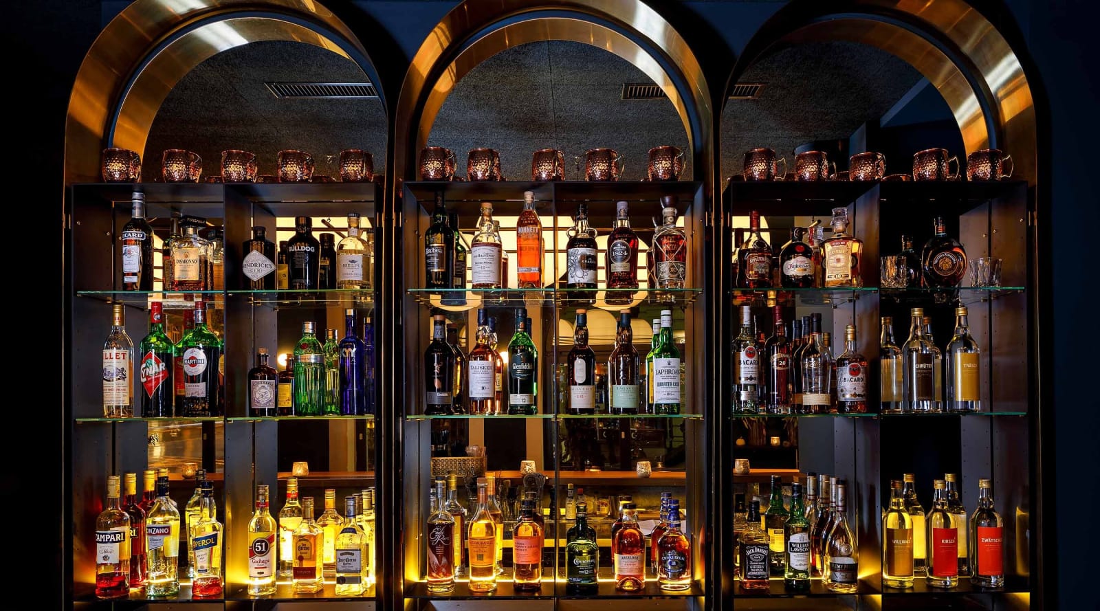 Barbereich mit beleuchteter R&uuml;ckwand