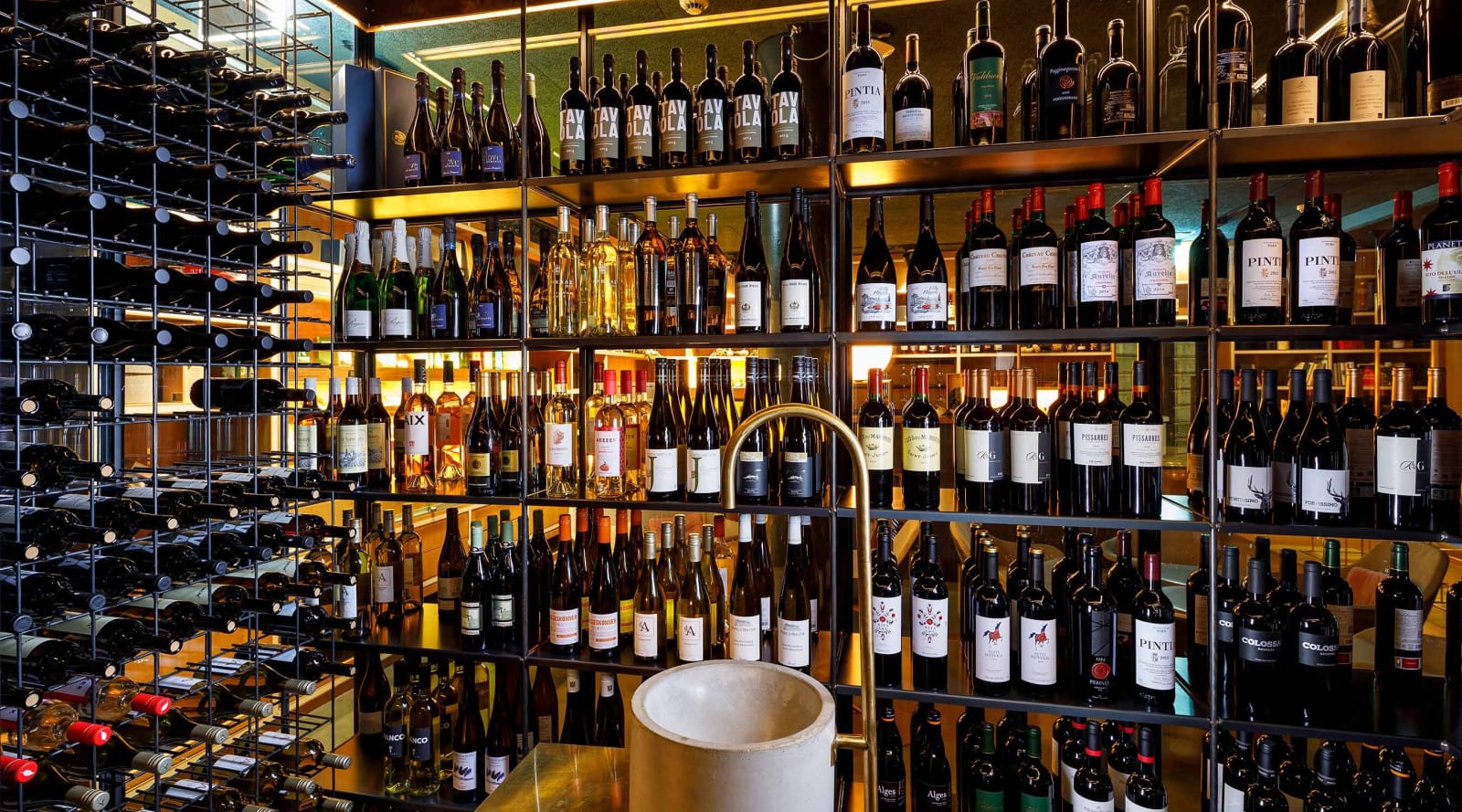 Glaserner Weinschrank an der Bar