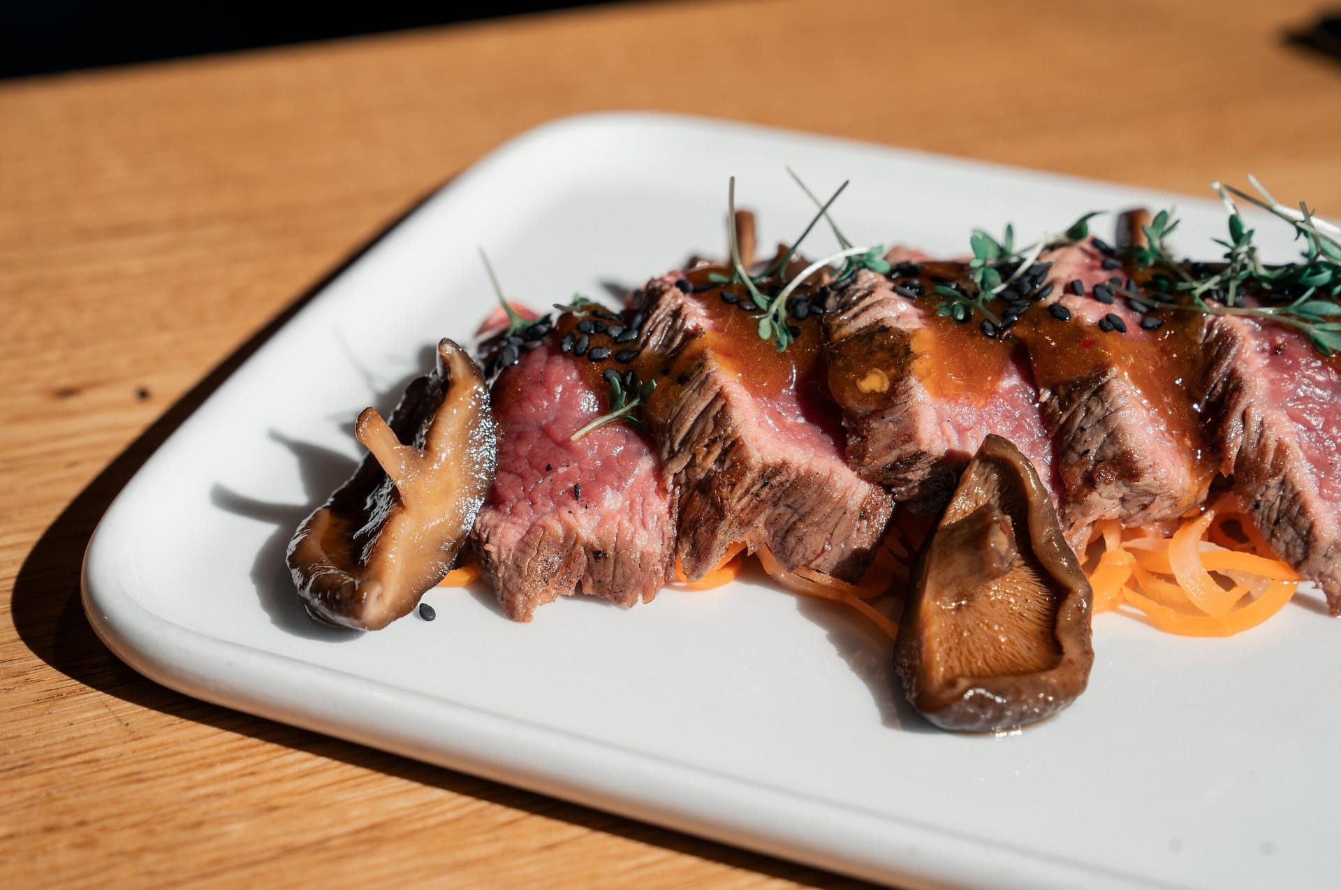Grilliertes Fleisch, angerichtet