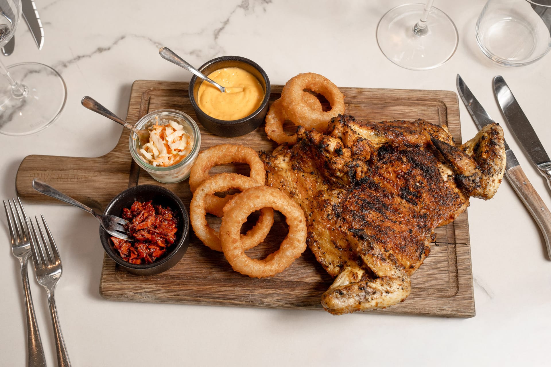 Monday Rooster: grilliertes Butterfly Chicken mit Onion Rings