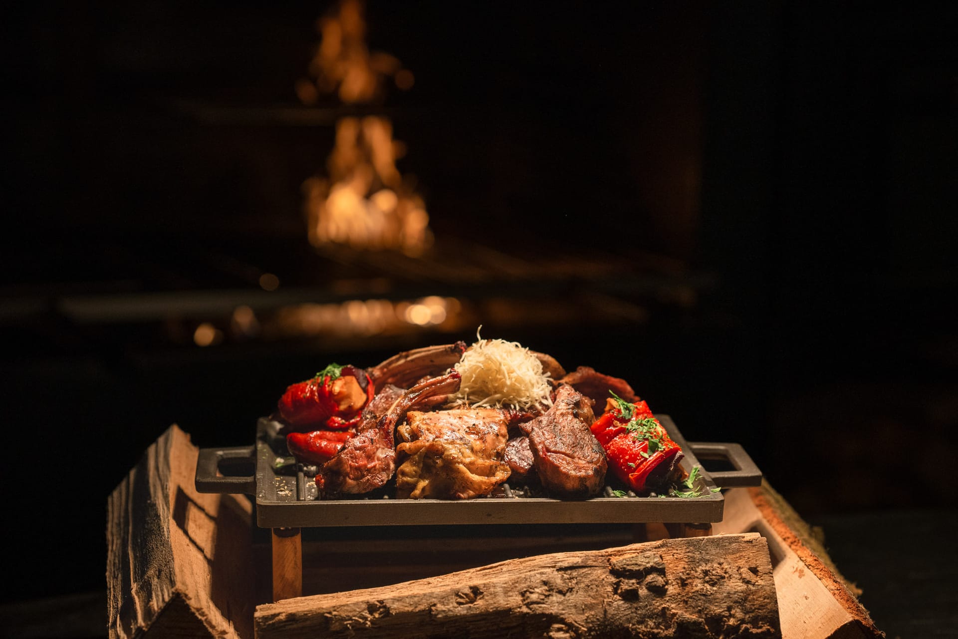 Sharing Platte mit Fleisch und Beilagen vom Holzkohlegrill