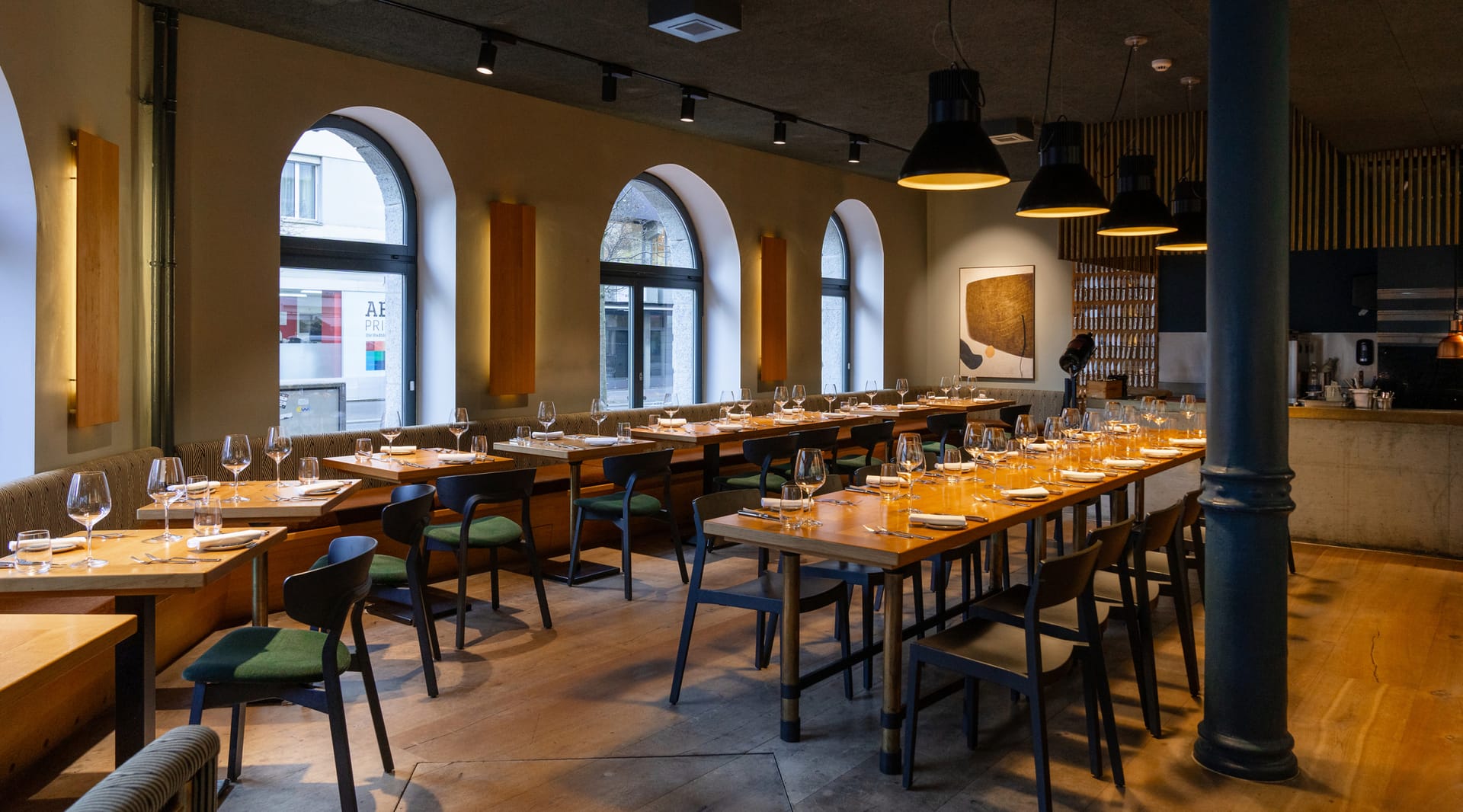 Restaurantbereich mit langen Tischen