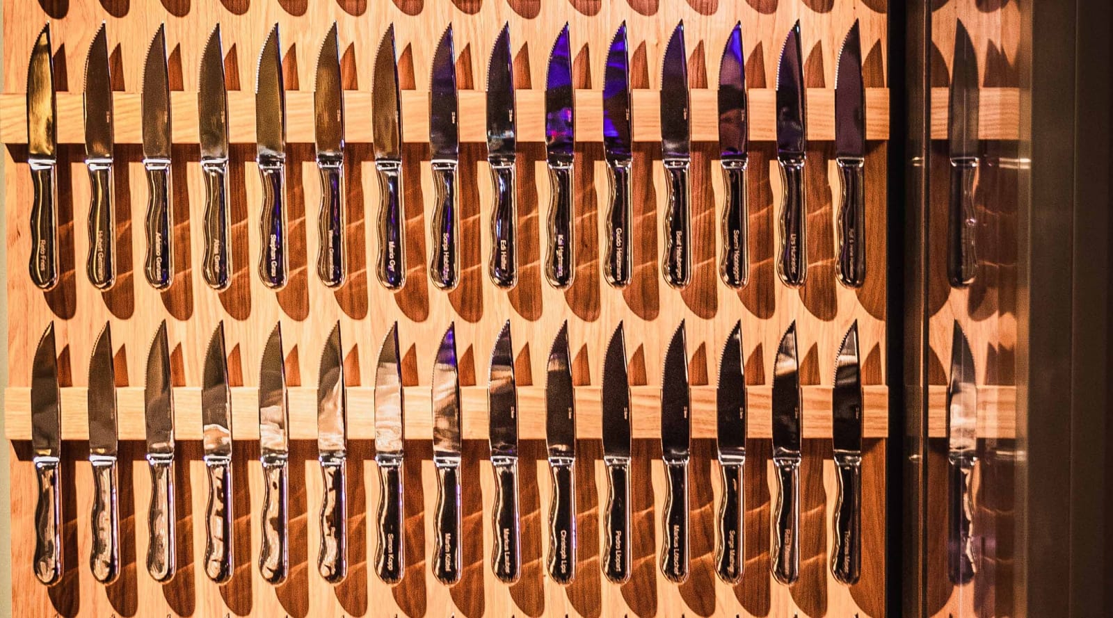 Messerwand mit gravierten Steakmessern