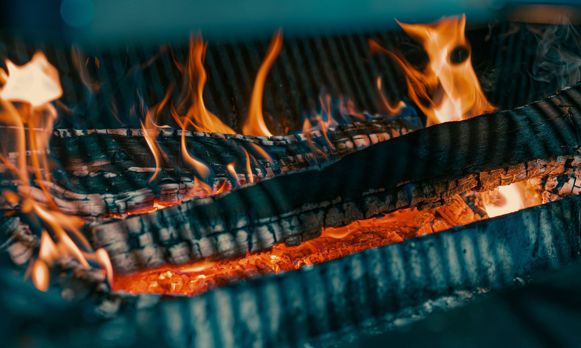 Offener Holzkohlegrill im Restaurant
