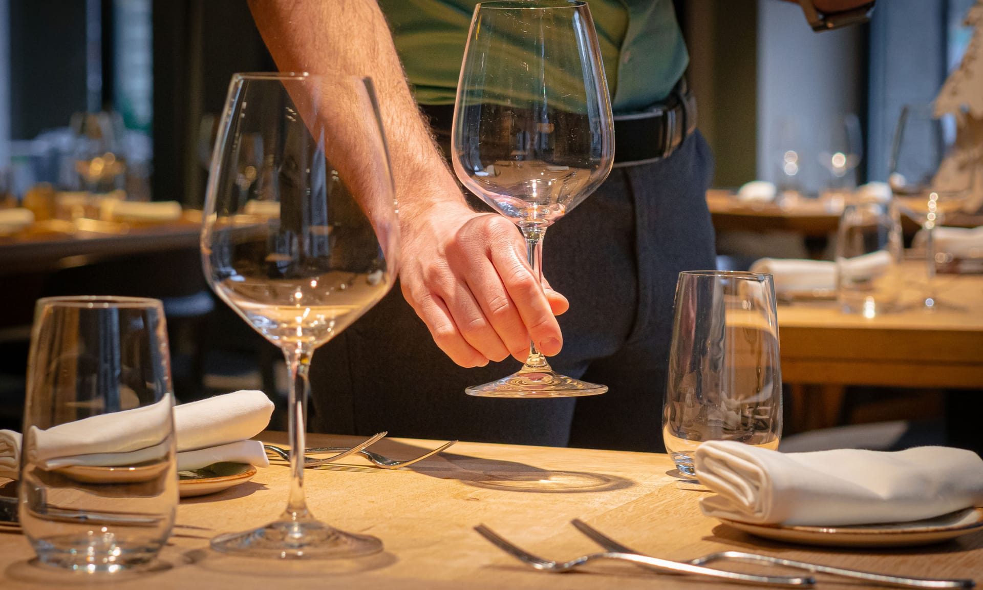 Wein wird im Restaurant eingeschenkt